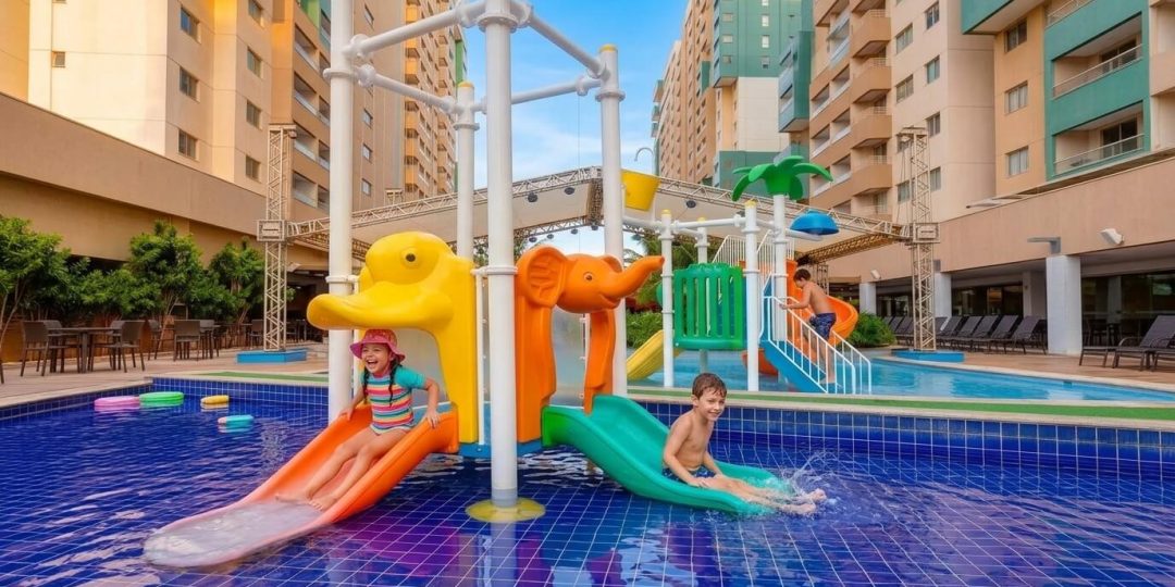 Crianças brincando na piscina infantil
