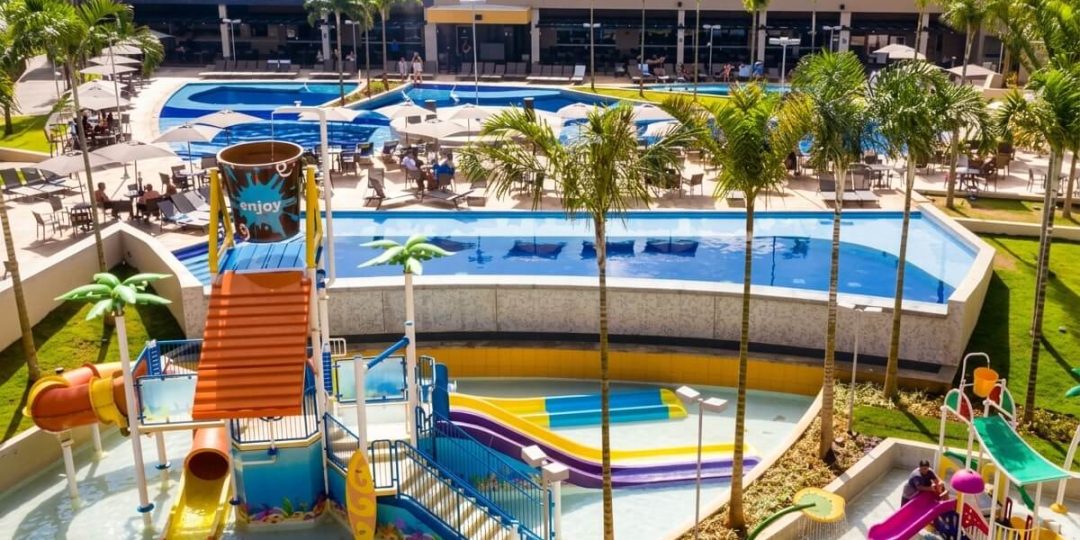 Área de piscinas do Enjoy Solar das Águas