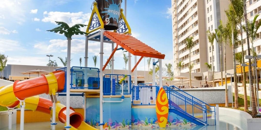 Área de piscinas do Enjoy Solar das Águas