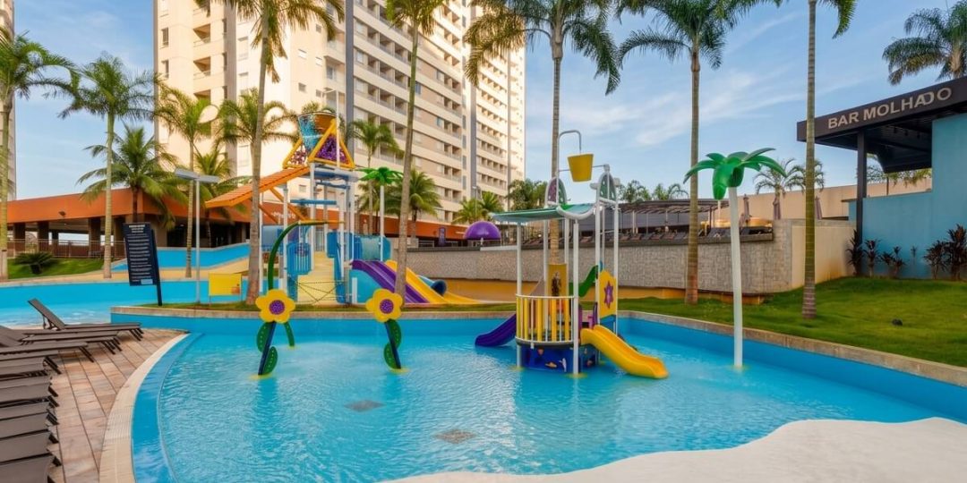 Área de piscinas do Enjoy Solar das Águas
