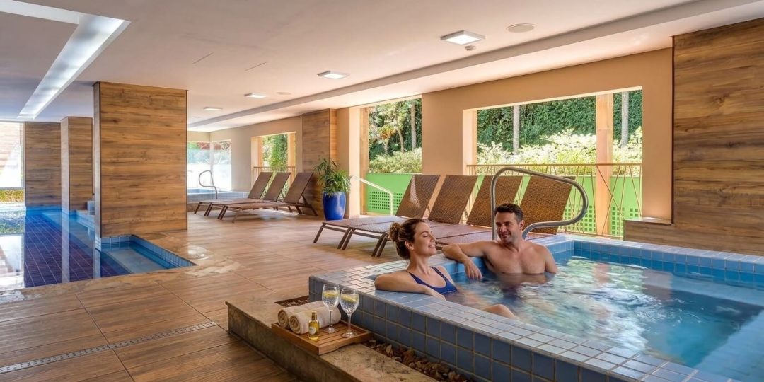 Ofurô da piscina coberta