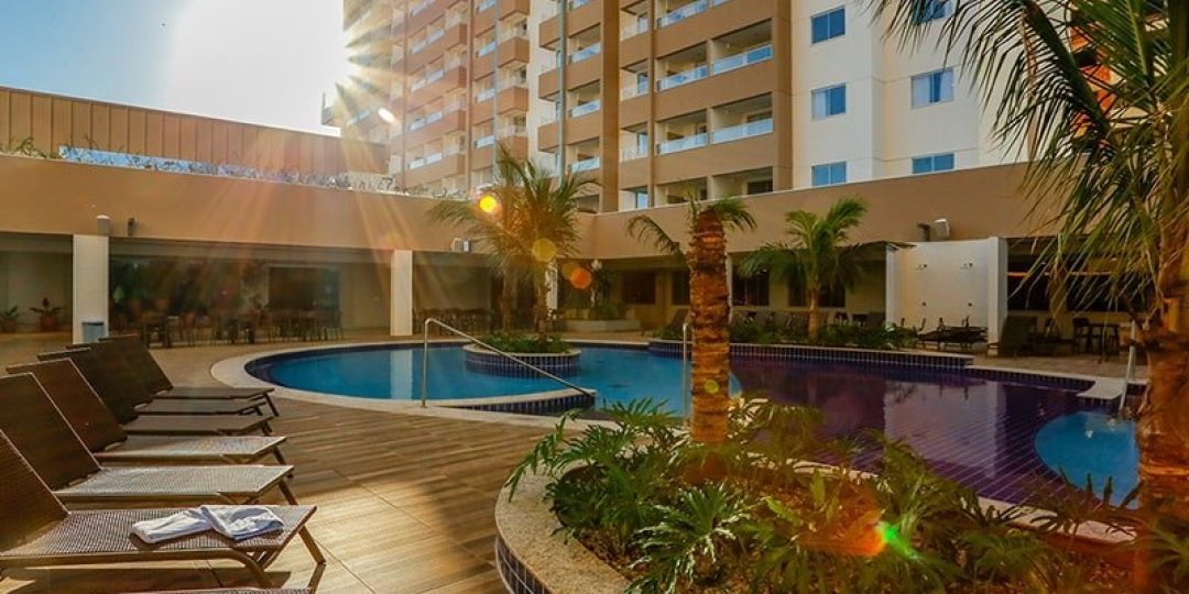 Piscina do Enjoy Olímpia Park Resort entre as torres