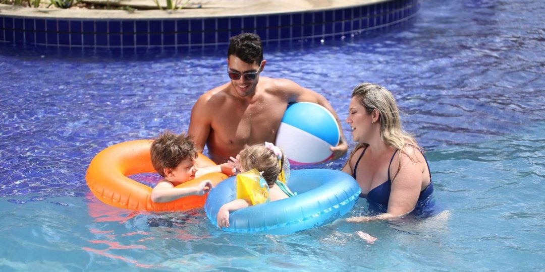 Família se divertindo na piscina do Enjoy Olímpia Park Resort