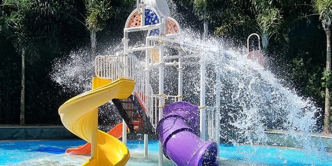 Crianças no brinquedo aquático do Enjoy Olímpia Park Resort