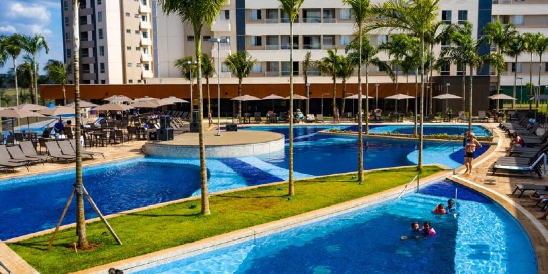 Piscinas e torres do Enjoy Solar das Águas Park Resort